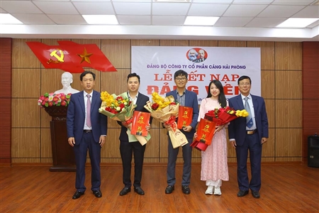 Vinh dự tự hào được kết nạp Đảng trong ngày kỷ niệm 95 năm thành lập Đảng Cộng sản Việt Nam